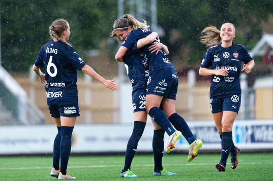 FC Rosengårds spelare jublar med Loreta Kullashi