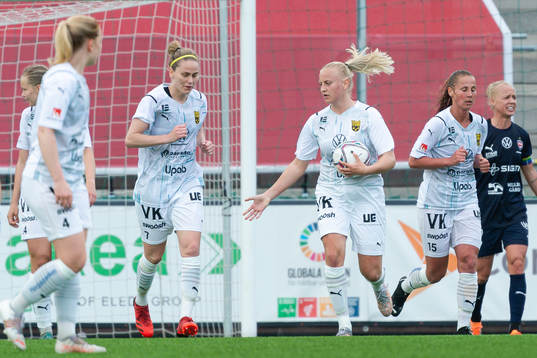 Umeås Wilma Carlsson och Lisa Dahlkvist jublar