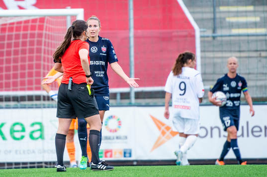Rosengårds Emma Berglund får gult kort av domare Ulrica