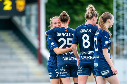 Rosengårds Emma Berglund kramar om Fiona Brown