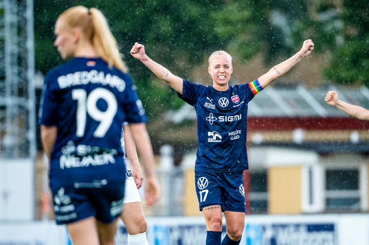 Rosengårds Caroline Seger jublar åt Sofie Bruun Bredgaard