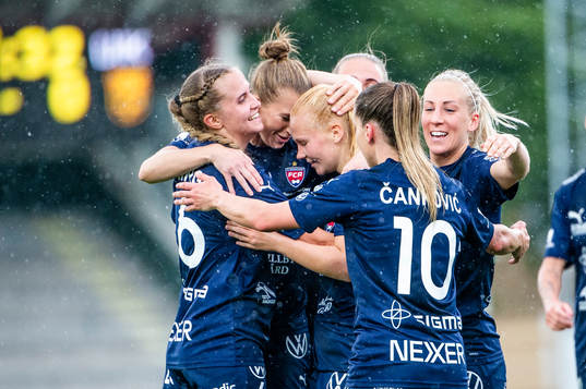 Rosengårds Sofie Bruun Bredgaard jublar med lagkamraterna
