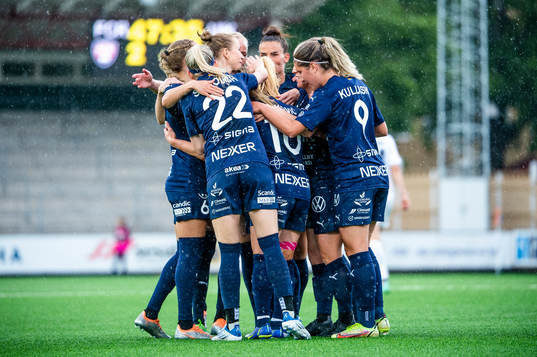 Rosengårds Sofie Bruun Bredgaard jublar med lagkamraterna