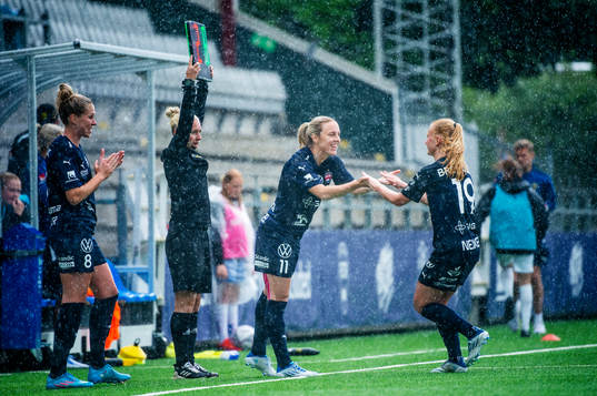 Rosengårds Mimmi Larsson byt< in och ut går Sofie Bruun