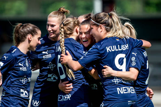 Rosengårds Katrine Veje jublar med lagkamraterna