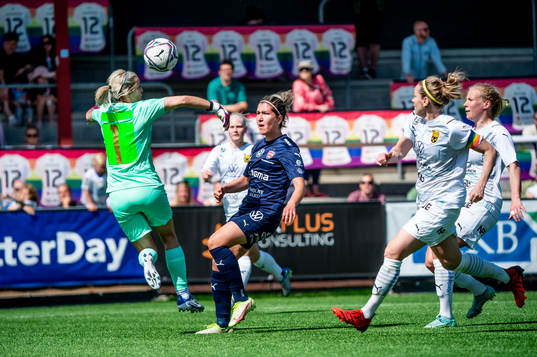 Rosengårds Loreta Kullashi lobbar bollen över Umeås