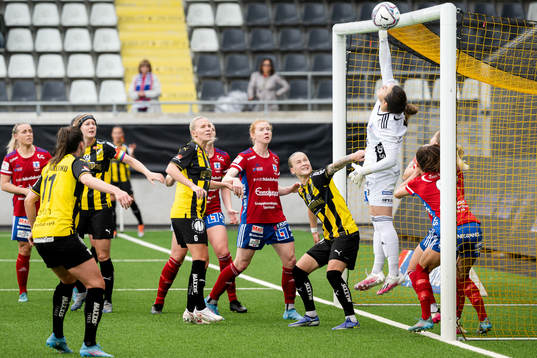 Vittsjös målvakt Sabrina D'Angelo med en räddning