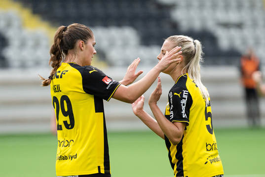 Häckens Mille Gejl Jensen och Lotta Ökvist jublar