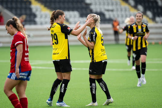 Häckens Mille Gejl Jensen och Lotta Ökvist jublar