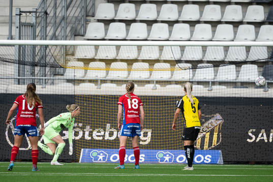 Vittsjös Jutta Rantala, ej i bild, gör 1-2 bakom Häckens