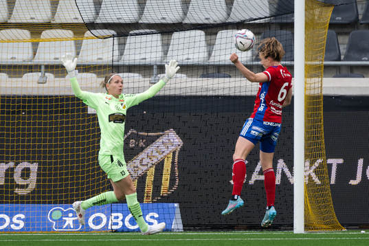 Vittsjös Clara Markstedt gör 1-3 bakom Häckens målvakt