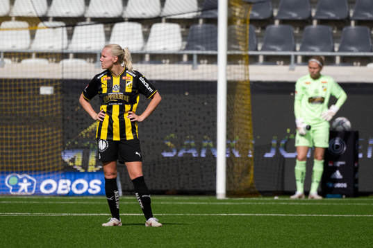 Häckens Josefine Rybrink och målvakt Jennifer Falk deppar