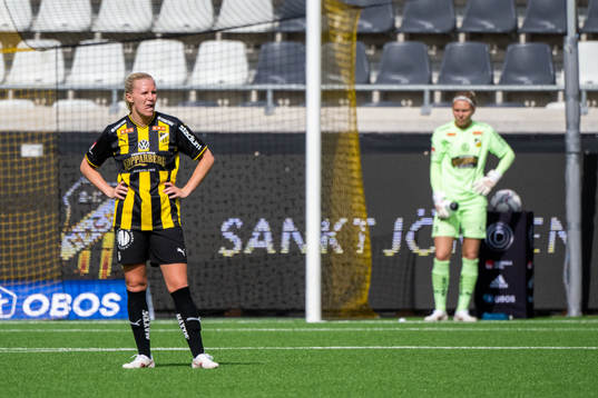 Häckens Josefine Rybrink och målvakt Jennifer Falk deppar