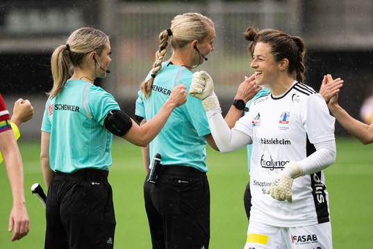 Domarna hälsar på spelarna