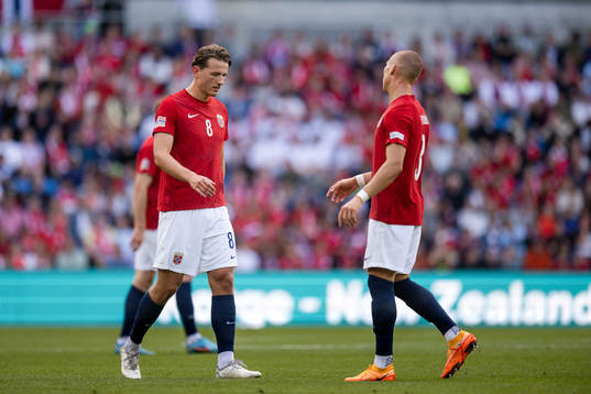 Sander Berge and Leo Østigård of Norway look dejected