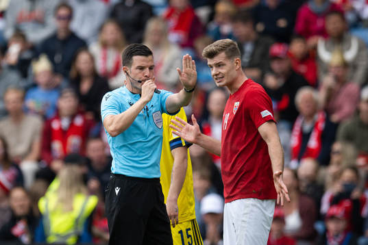 referee Harm Osmers and Alexander Sørloth of Norway