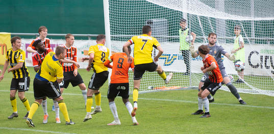 IFK Hässleholms Ludvig Hegdal nickar in kvitteringen i