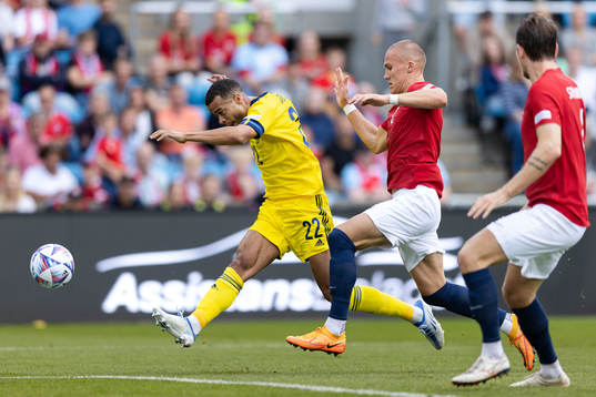 Robin Quaison of Sweden and Leo Østigård of Norway