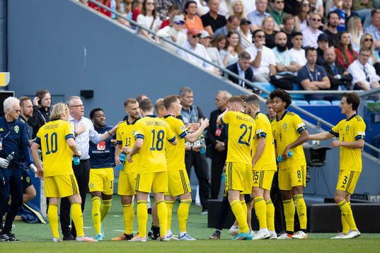 Head coach Janne Andersson giving directions to his players