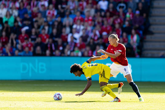 Jens Cajuste of Sweden and Erling Braut Haaland of Norway