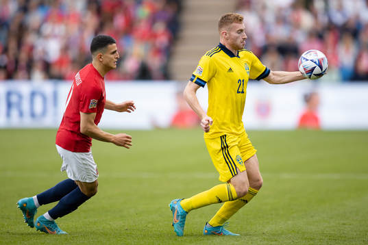 Mohamed Elyounoussi of Norway and Dejan Kulusevski of Sweden