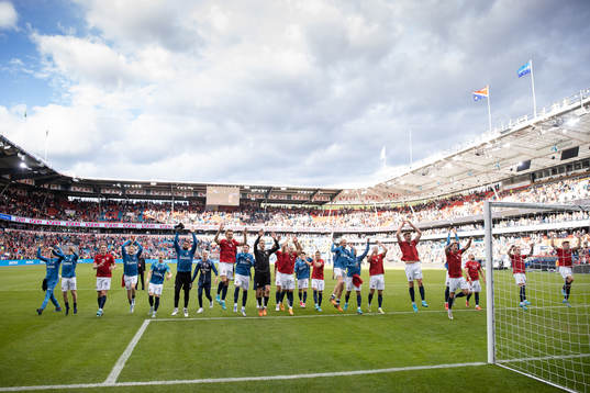Players of Norway celebrates