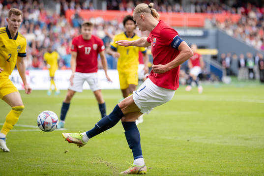 Erling Haaland of Norway passes to Alexander Sørloth who