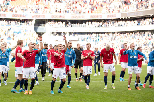 Players of Norway celebrates