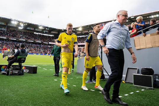 Dejan Kulusevski and head coach Janne Andersson  of Sweden