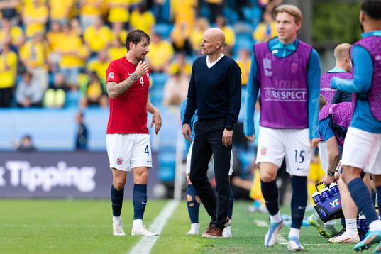 Stefan Strandberg and head coach Ståle Solbakken of Norway