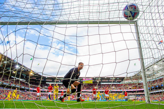 Emil Forsberg of Sweden scores the 2-1 goal behind