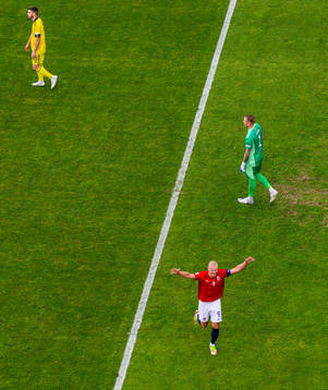 Edvin Kurtulus and goalkeeper Robin Olsen of Sweden look