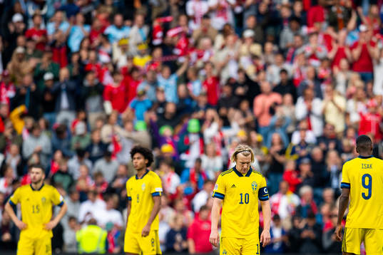 Emil Forsberg and players of Sweden look dejected