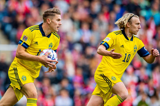 Viktor Gyökeres and Emil Forsberg of Sweden celebrate