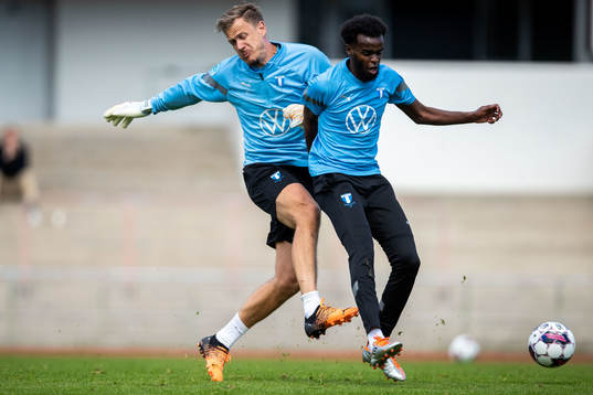 Målvakt Johan Dahlin och Mubaarak Nuh