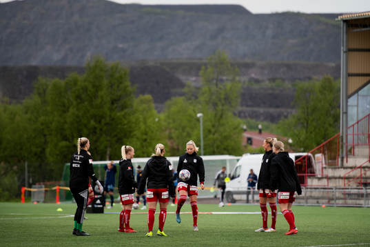 Piteås spelare värmer upp innan fotbollsmatchen i