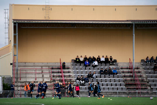 Djurgårdens spelare värmer upp innan fotbollsmatchen i