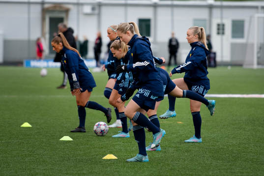 Djurgårdens spelare värmer upp innan fotbollsmatchen i