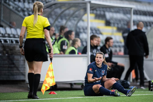Eskilstuna Uniteds Elise Stenevik reagerar mot linjedomaren