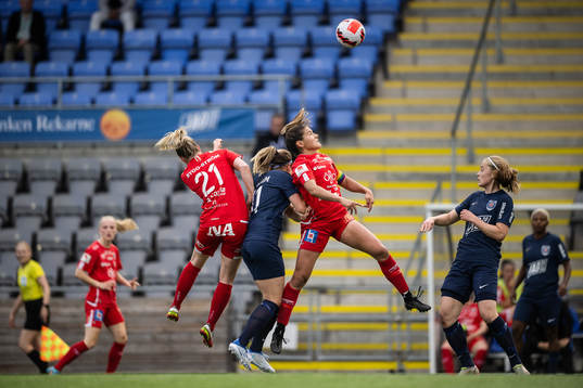 Örebros Berglind Ros Augustdottir och Carly Wickenheiser