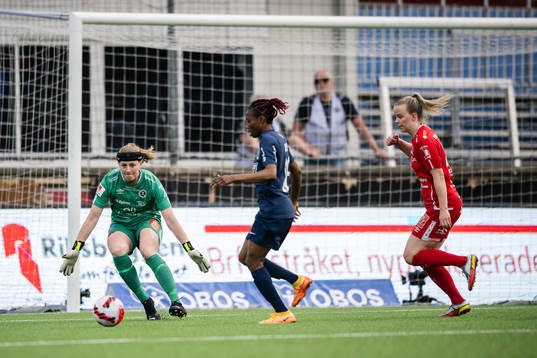 Örebros målvakt Tove Enblom och Eskilstuna Uniteds