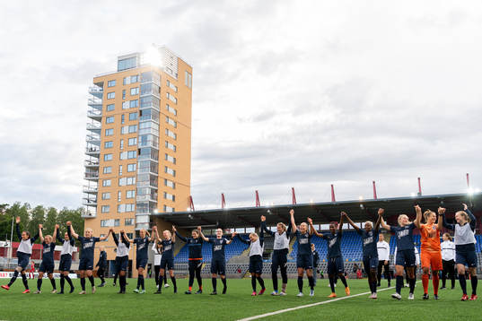 Eskilstuna Uniteds spelare jublar
