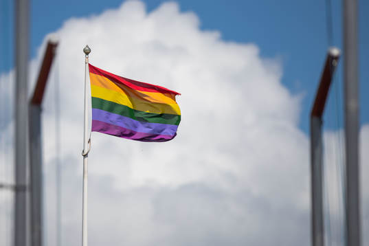En regnbågsfärgad flagga