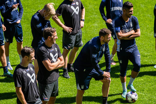 Frölundas Patrik Carlsson och Joel Lundqvist med IFK
