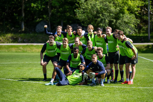 Vinnande laget jublar
