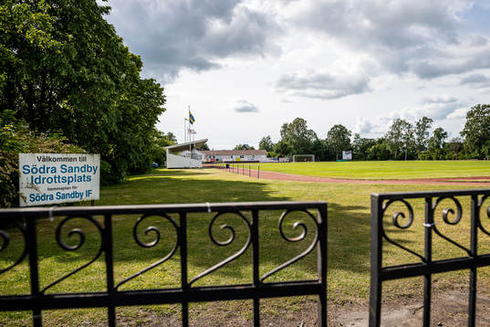 Exteriör vy över entrén till Sandbyvallen
