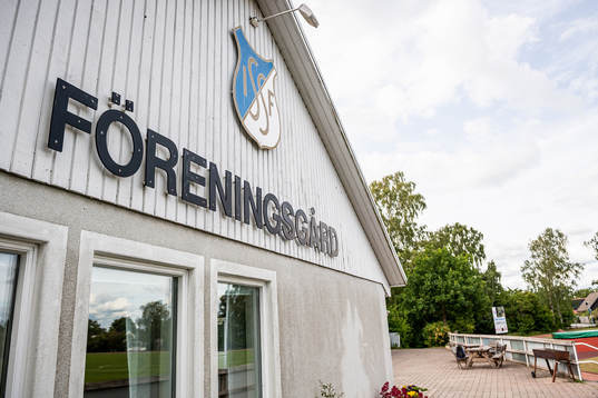 Exteriör vy över föreningsgården på Sandbyvallen