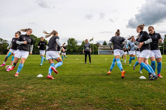 Malmö FFs spelare värmer upp