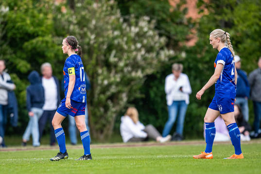 Södra Sandbys Erica Persson Welin och Elin Johansson deppar