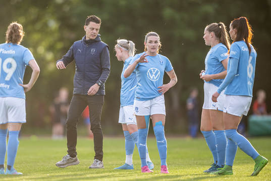 Malmö FFs tränare Fredrik Jahnfors instruerar spelarna